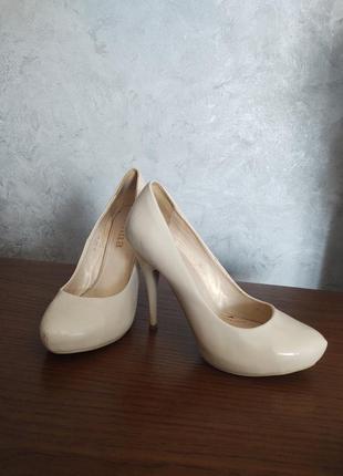 Туфлі шкіра каблук лак 37