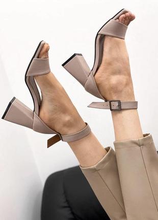 Бежевые босоножки из натуральной кожи