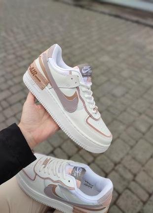 Классные женские кроссовки nike air force 1 shadow white violet молочные кофейные1 фото