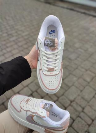 Классные женские кроссовки nike air force 1 shadow white violet молочные кофейные2 фото