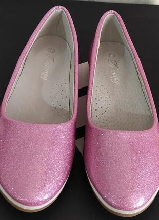 Рожеві, бузкові туфлі балетки лакові з вузьким носком для дівчинки