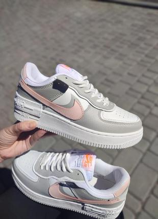 Отличные женские кроссовки nike air force 1 shadow white grey pink серые с розовым лого