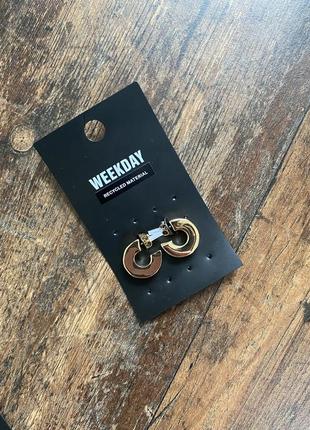 Стильные золотые серьги кольца от weekday