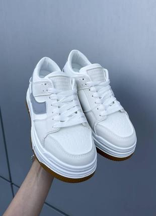 Жіночі білі кросівки на високій підошві3 фото