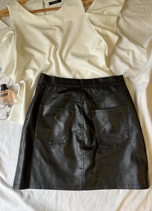 Черная юбка-мини из экокожи hm4 фото