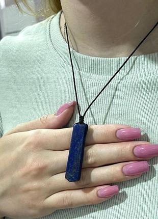 Подарок парню, девушке натуральный камень лазурит кулон-срез кристалла на шнурочке экошелк в бархатном футляре2 фото