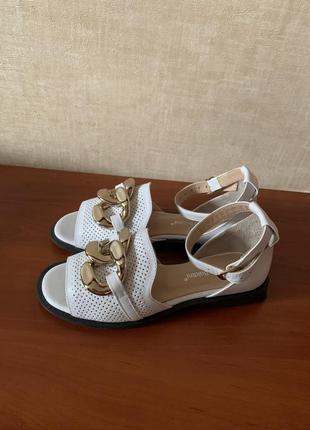 Летние кожаные босоножки