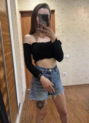 Укороченный кроп топ с спущенными плечечками