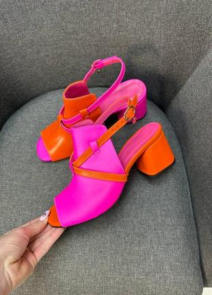 Яркие кожаные босоножки на каблуке + сумочка в цвет
