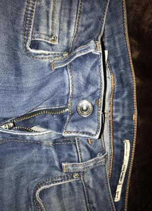 Супер-стильні джинси-скіни з необробленним низом5 фото