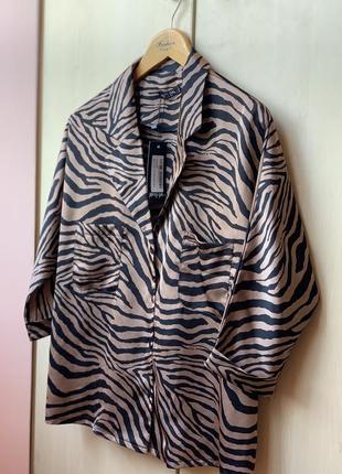 Нова сатинова блуза вільного фасону у анімалістичний принт від бренду nasty gal