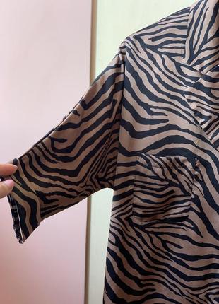 Новая сатиновая блуза свободного фасона в анималистичный принт от бренда nasty gal4 фото