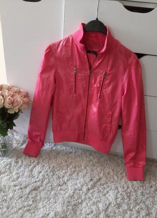 Куртка жіноча в ретро стилі, вітровка яскраво рожева ретро