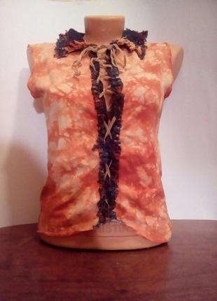 Трикотажная блузка без рукавов с шнуровкой.