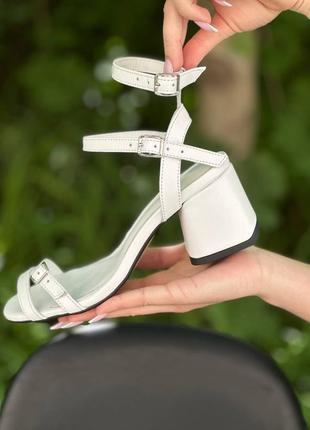 Белые кожаные босоножки с тонкими ремешками5 фото