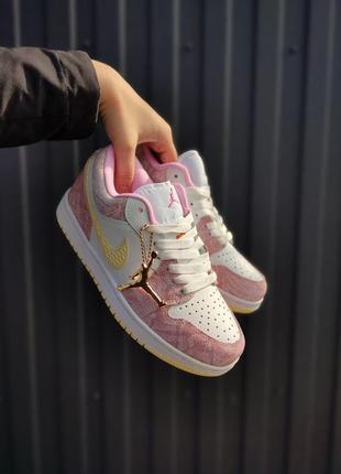 Гарні жіночі кросівки nike air jordan 1 retro low pink white yellow рожеві з білим