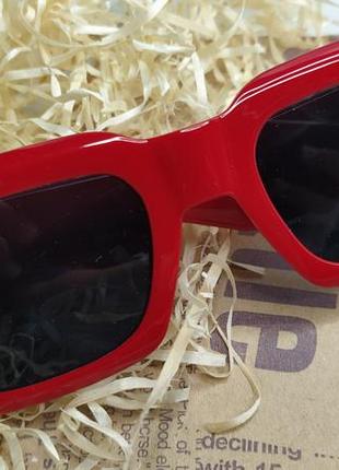 Стильные солнцезащитные очки красные