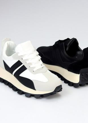 Класні кросівки на рифленій підошві з рифленою п'ятою