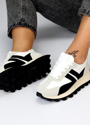 Класні кросівки на рифленій підошві з рифленою п'ятою