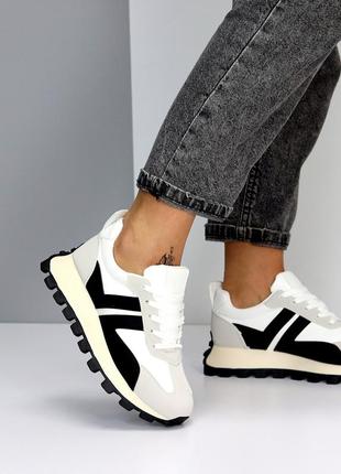 Класні кросівки на рифленій підошві з рифленою п'ятою