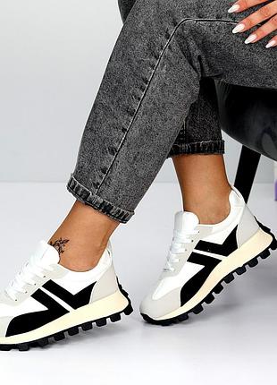 Класні кросівки на рифленій підошві з рифленою п'ятою