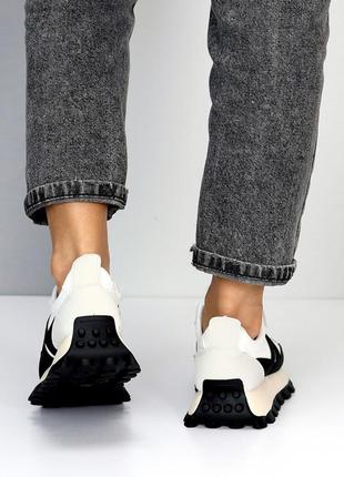 Класні кросівки на рифленій підошві з рифленою п'ятою