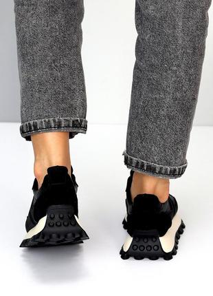 Класні кросівки на рифленій підошві з рифленою п'ятою