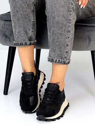 Класні кросівки на рифленій підошві з рифленою п'ятою