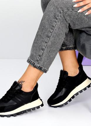 Класні кросівки на рифленій підошві з рифленою п'ятою