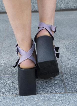 Замшевые женские босоножки на платформе и широком каблуке8 фото