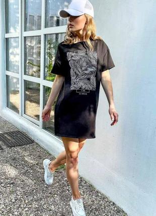 Жіноча коротка чорна сукня-футболка з малюнком