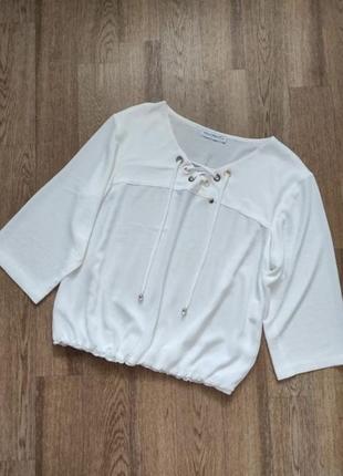 Белая свободная блузка блузка с короткими рукавами вырезом на шнуровке1 фото