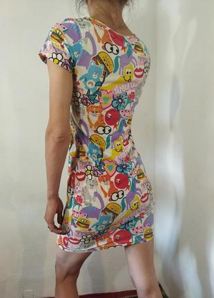 Летнее платье мини с цветным принтом2 фото