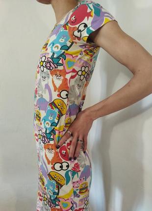 Летнее платье мини с цветным принтом3 фото