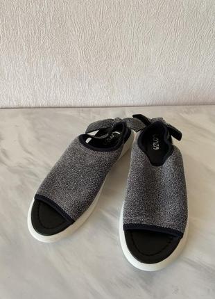 Босоніжки сандалі з еластичної пружної тканини сріблясті блискітки срібні бантики на п’ятці пласка підошва5 фото