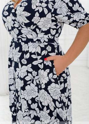 Платье большого размера до 68р батал миди в цветы с рукавами фонариками на запах с поясом v образный вырез малина лаванда черный голубой красный синий3 фото