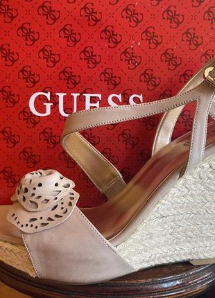 Босоніжки на танкетці guess