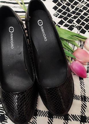 Шкіряні лакові туфлі-човники під зміїну шкіру