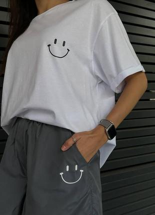 Костюм футболка хлопковая шорты на резинозке свободного кроя комплект оверсайз со смайликом космонавтом белый черный серый стильный3 фото