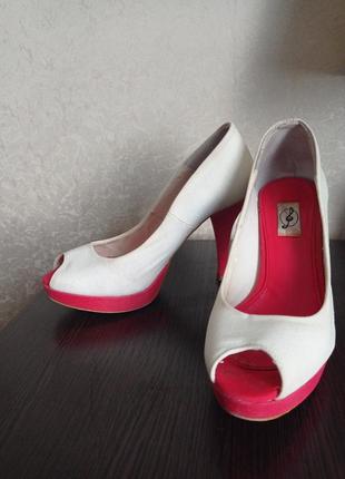 Стильные фирменные бежевые туфли,красный каблук.5 фото