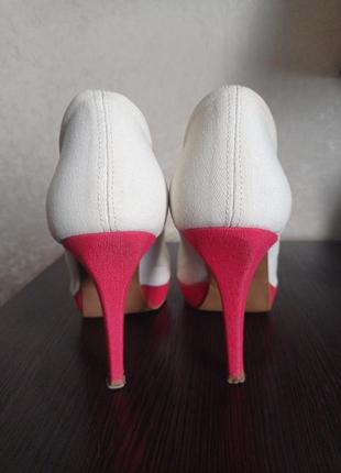 Стильные фирменные бежевые туфли,красный каблук.4 фото