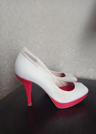 Стильные фирменные бежевые туфли,красный каблук.3 фото