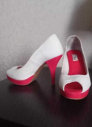 Стильные фирменные бежевые туфли,красный каблук.7 фото