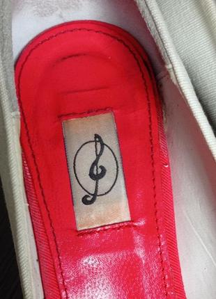 Стильные фирменные бежевые туфли,красный каблук.8 фото