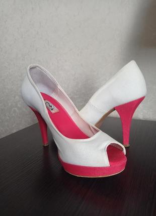Стильные фирменные бежевые туфли,красный каблук.10 фото