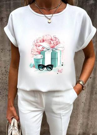 Стильна блуза зі спущеним коротким рукавом елегантна гарна блузка футболка з квітковим принтом біла