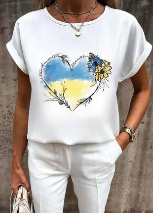 Стильна блуза зі спущеним коротким рукавом елегантна гарна блузка футболка з квітковим принтом біла