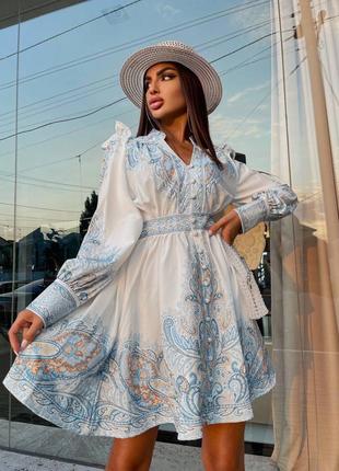 Стильное, люксовое платье в бело-голубой цветах с орнаментом на пуговицах