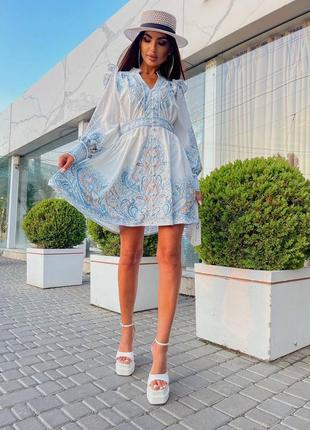 Стильна, люксова сукня в біло-блакитний кольорах з орнаментом на гудзиках3 фото