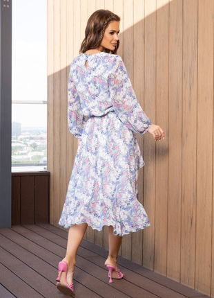 Цветочное нежное шифоновое платье миди с вырезом деловое3 фото